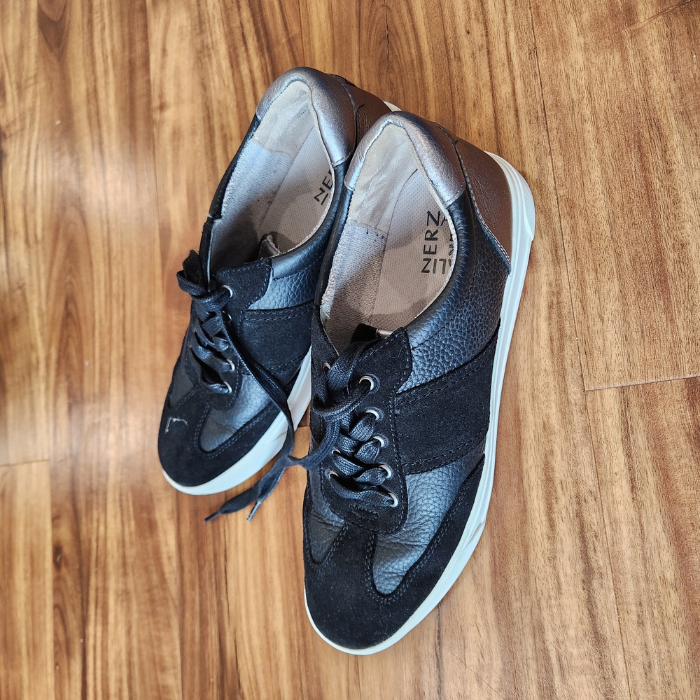 Naturalizer 9.5 Black and Gray Sneakers